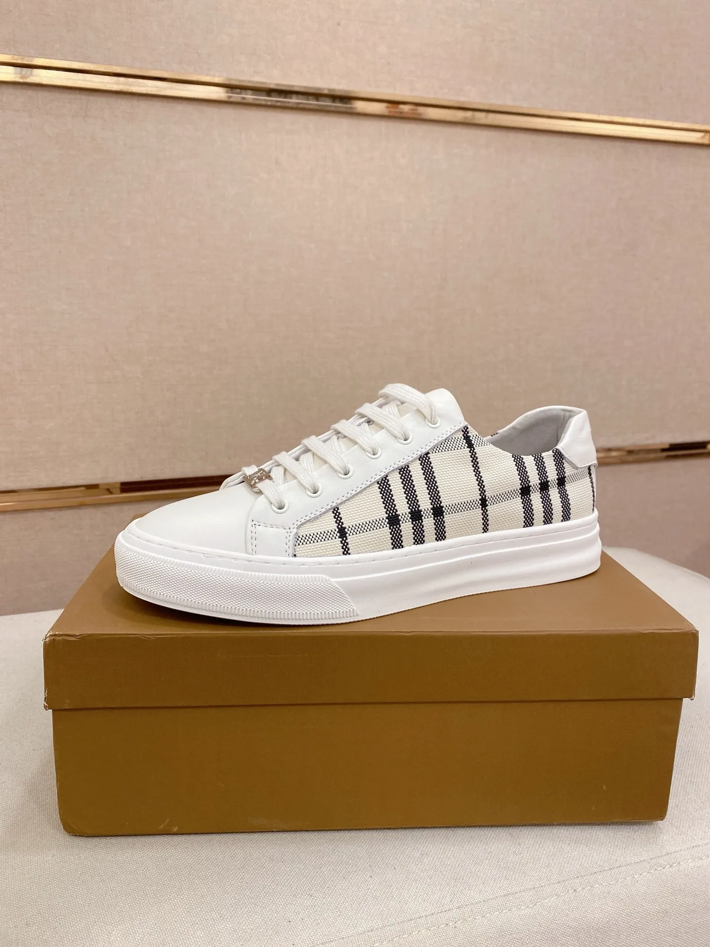Men's shoes 💰: 400💰🇮🇹🇮🇹 Burberry top purchasing agent 🔍🔍Synchronized sale Positive code number: 38-44 Italian imported first-layer cowhide with fabric. Fully imported sheepskin lining, sole: the original sole is specially provided by the original factory, the exclusive movable molded sole is super comfortable, the original factory follows the order, 🔍🔍high quality, you can come in and out at will, welcome to compare